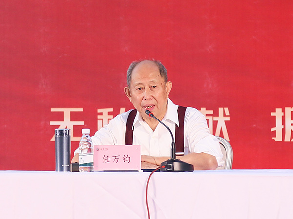 任万钧董事长为2021级新生作校史专题报告