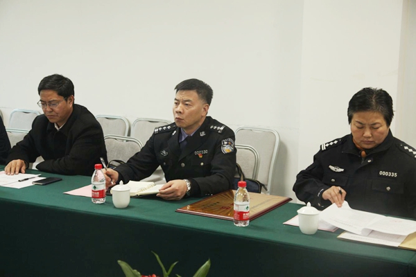 会后,王爱军一行参观了我校110报警指挥中心,学生公寓,图书馆,校史馆.