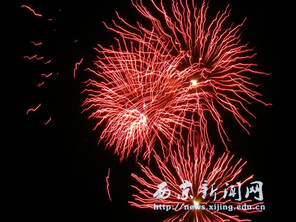 新闻特写:细雨霏霏时 西京烟花正璀璨
