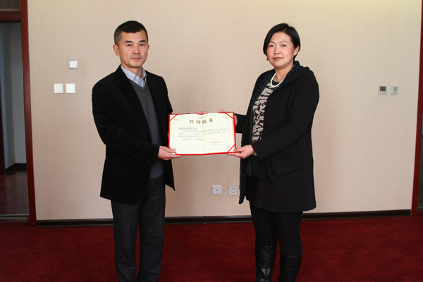 桂维民为我校图书馆捐赠图书