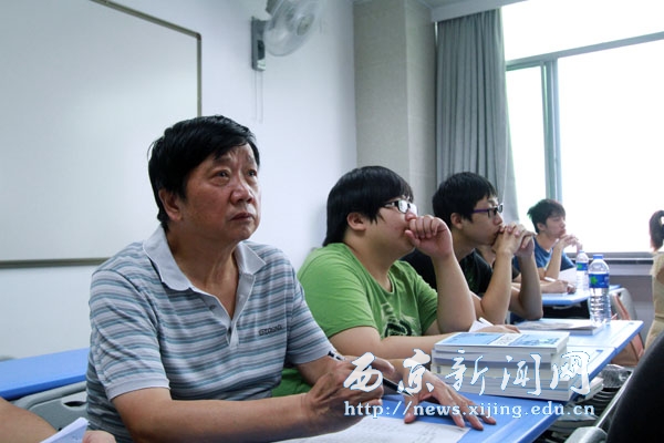 西京学院校领导开学第一天走进教室听课
