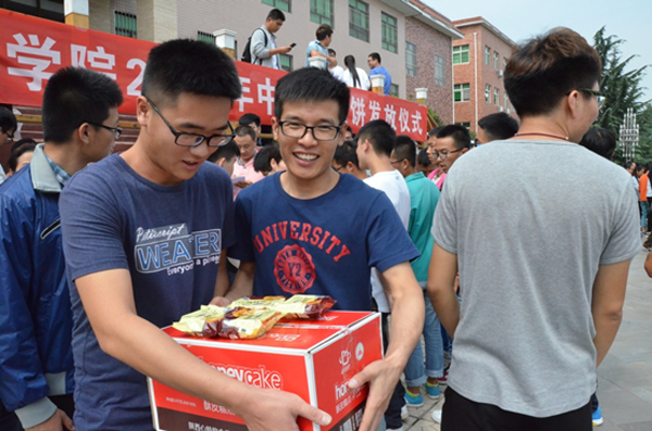 我校领导为学生发放月饼