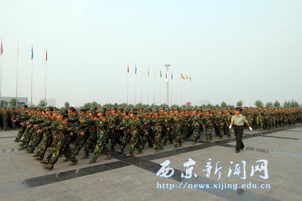 2010级新生军训汇报表演暨表彰大会举行