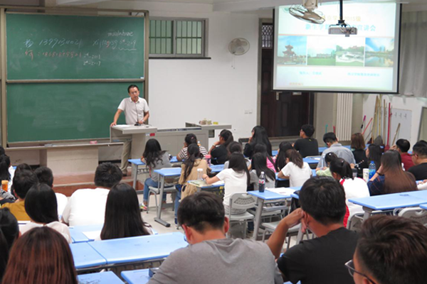 我校2015级新生学籍教育活动全面展开