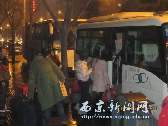 寒风瑟瑟西京学子返校 真情暖暖学院组织迎接