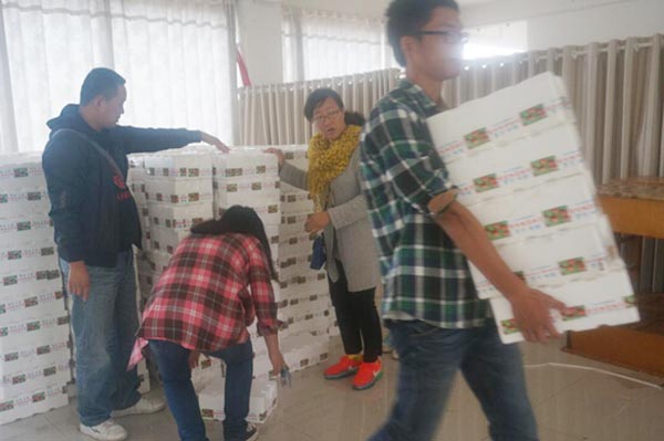 工会给教职工发放冬枣