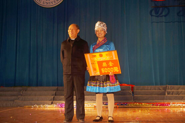 庆祝建校二十周年教职工竹竿舞比赛举行