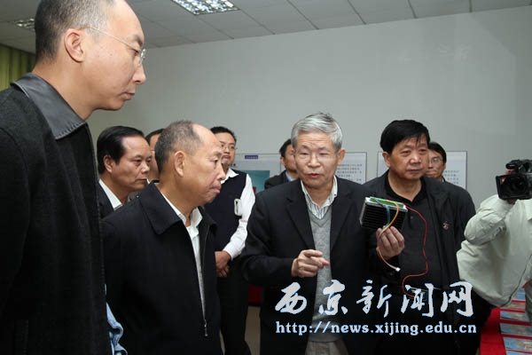 任校长参观我校本科创新人才培养和教学教育改革成果展