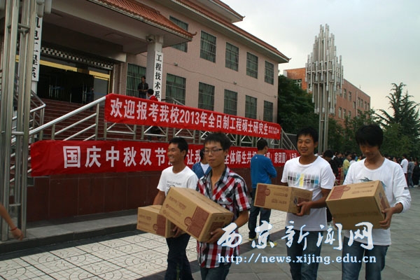 我校投入15万元为在校师生发放月饼
