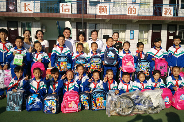 校长任芳赴贫困一线参加爱心助学活动
