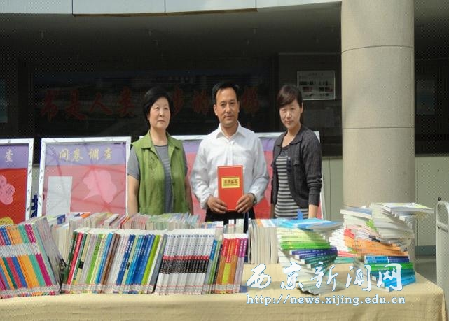 蔡秀国教授为图书馆捐赠近千册图书