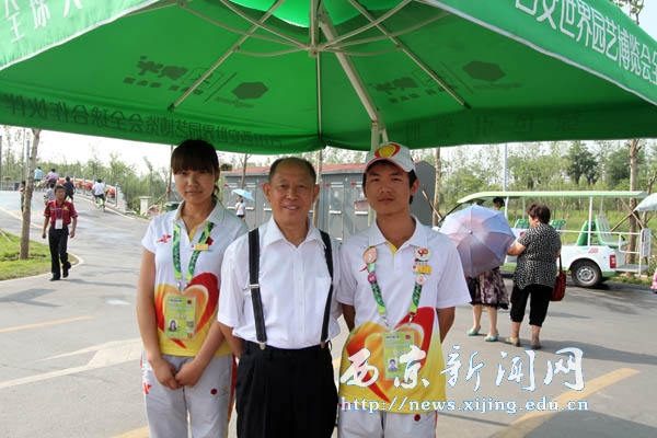 任万钧校长看望我校世园会志愿者