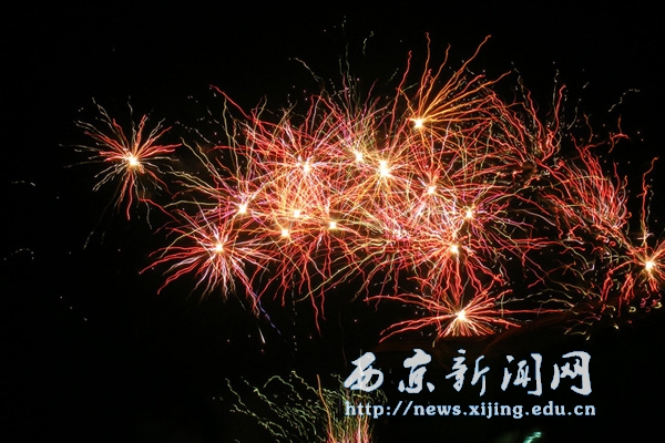 新闻特写:细雨霏霏时 西京烟花正璀璨