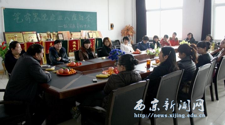 【艺术学院】举行三八节座谈会