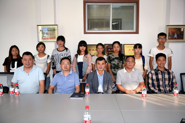 社会人士献爱心 助贫困学生圆大学梦