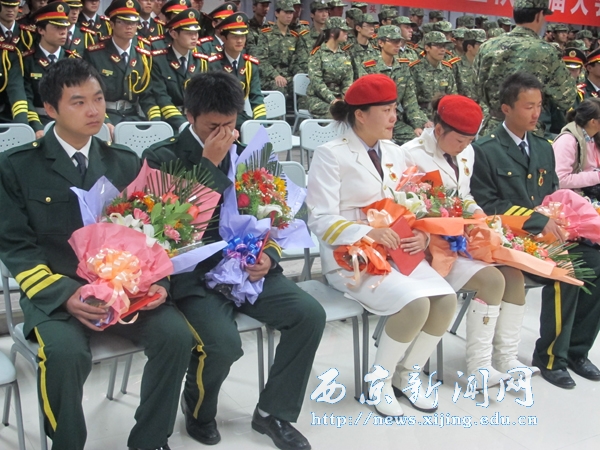 校国旗护卫队换届大会举行