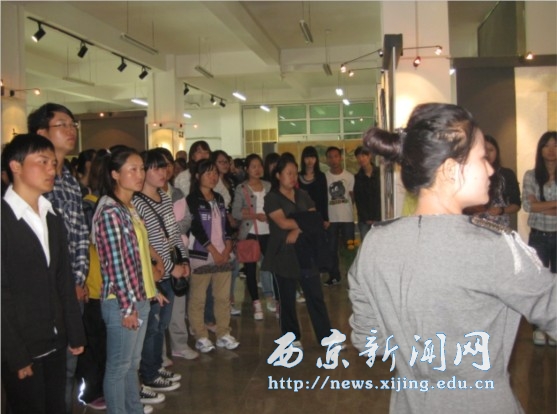 【艺术学院】组织新生到美术展厅参观