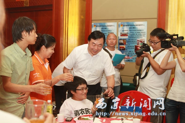 我院执行校长任芳出席“请农民工高考落榜子女吃顿饭”公益活动