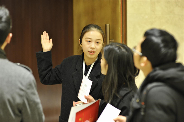 我校京华礼仪部部长吴一焓,演出运营部部长胡家