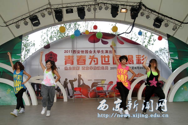 任芳陪同李豫琦慰问我校在世园会表演的学生