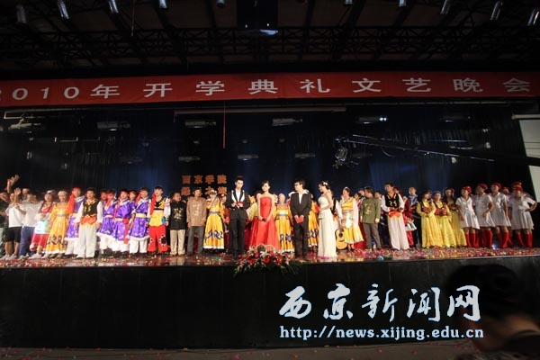 我校举行“绿色之旅•唱响青春”开学文艺晚会