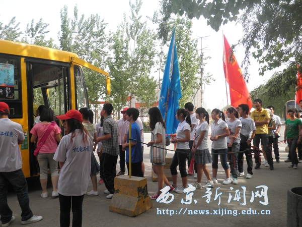 【机电工程系】奉献世园志愿服务公交车站执勤