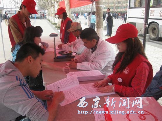 师生踊跃无偿献血公益活动受好评
