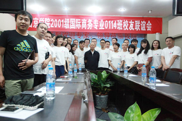 阔别十载母校情 而今回首再青春