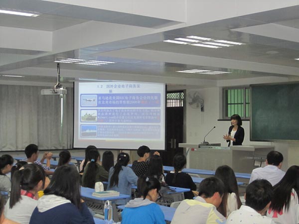 【商贸技术系】法制安全及专业介绍报告会举行
