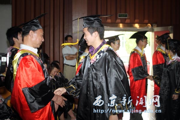 我校2010届毕业生学士学位授予仪式隆重举行