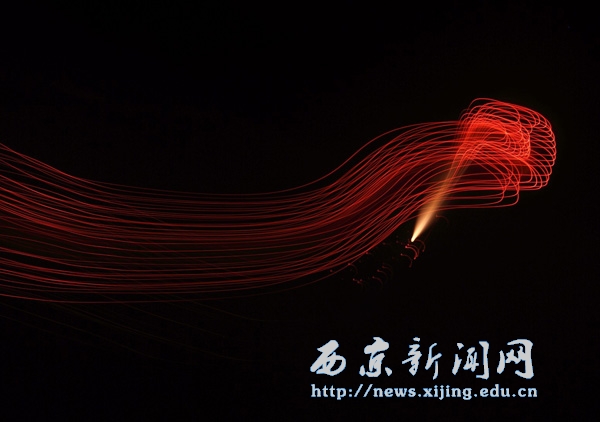 新闻特写:细雨霏霏时 西京烟花正璀璨