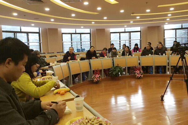 图书馆首届读者座谈会举行