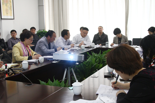 任万钧主持党委中心组学习会