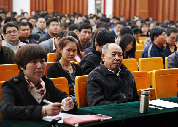 马成胜丁剑为教师作校史报告
