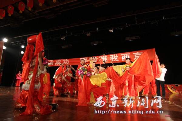 我校红色十月教职工秧歌舞比赛举行