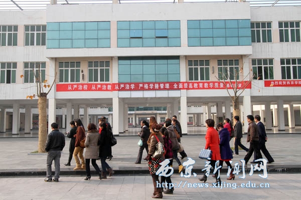任芳到经济系参加学生家长座谈会