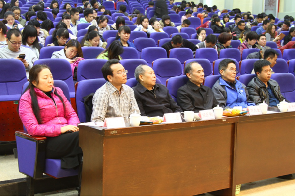 董事长任万钧观看辅导员职业能力大赛并讲话