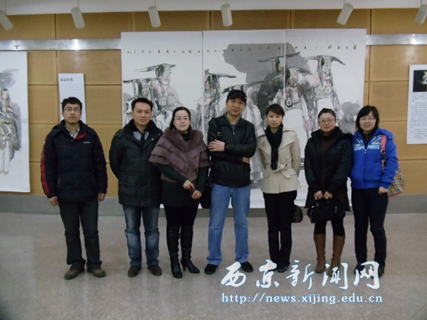 任芳执行校长一行参观杨季教授画展