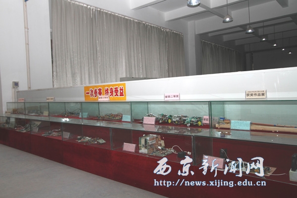 大学生实践创新活动成果展开幕
