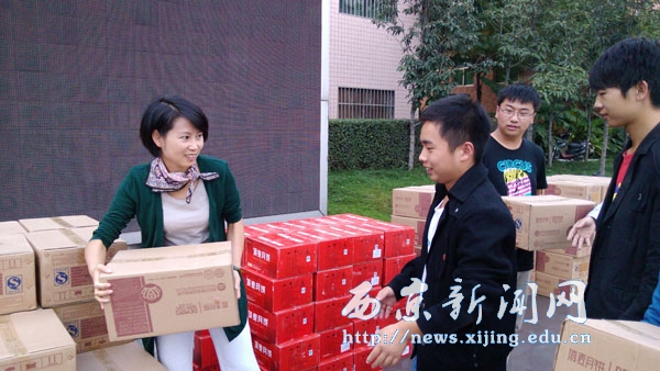 我校投入15万元为在校师生发放月饼