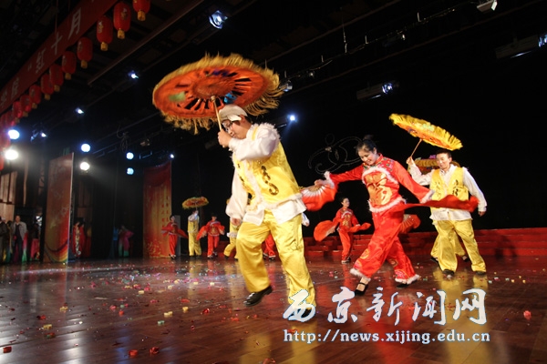 我校红色十月教职工秧歌舞比赛举行