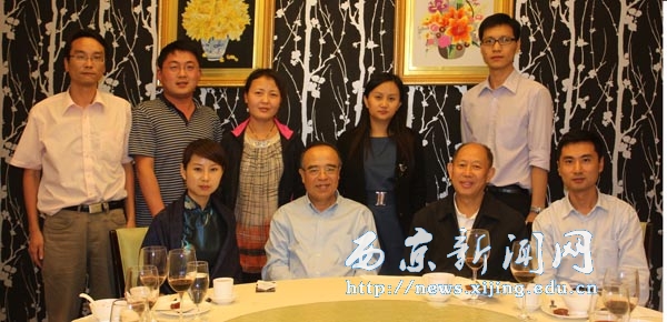 校长任万钧在新与公参李铭林举行会谈