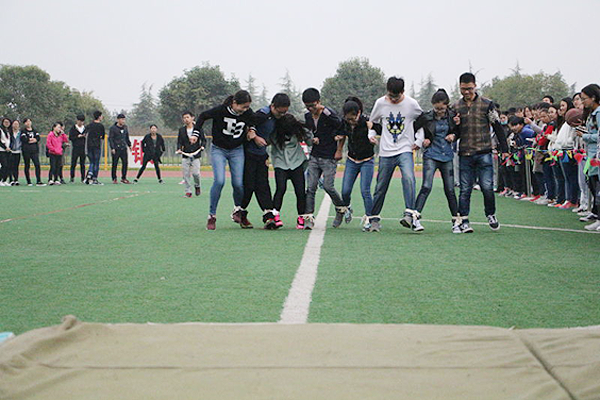 我校举行第二届趣味运动会