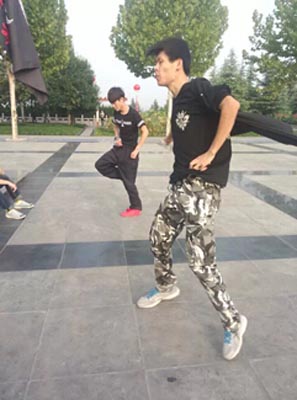 【新闻传媒系】我校各社团为母校庆生