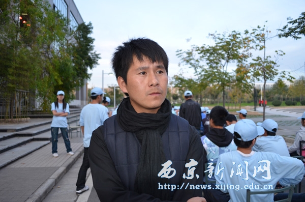 再聚首,学子赠景观石礼赞西京园