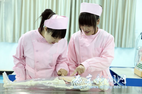 医护系护理专业学生上课实景
