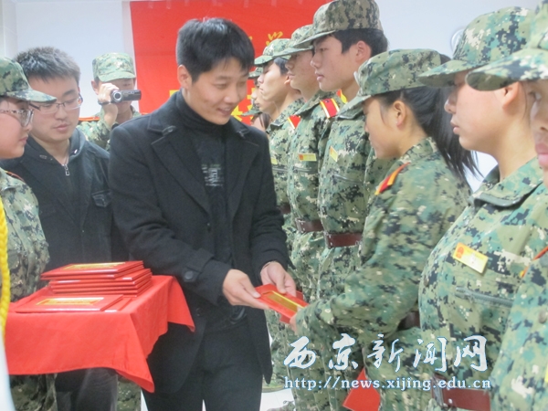 校国旗护卫队换届大会举行