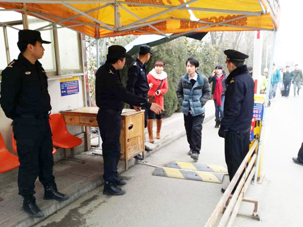 校警在2号楼抓获一持刀人员
