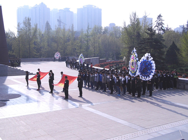 学生清明祭扫西安烈士陵园