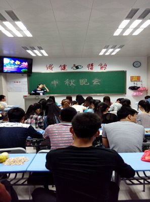 各社区新生形式多样迎中秋